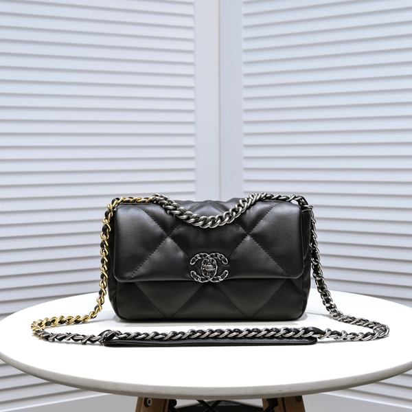 シャネルバッグ正面デザイン